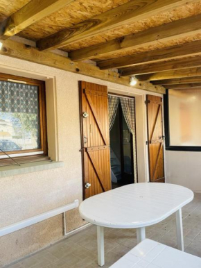 Petite maison avec terrasse en bord de plage